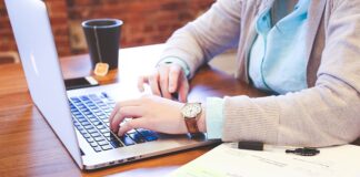 Ile czasu ludzie spędzają w internecie?