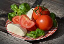 Do czego dodać kulki mozzarelli?