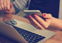 Czy powinno się zabierać telefon dziecku?