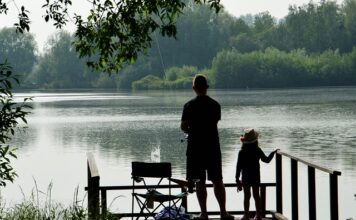 Jak przymocować kijki trekkingowe do plecaka?