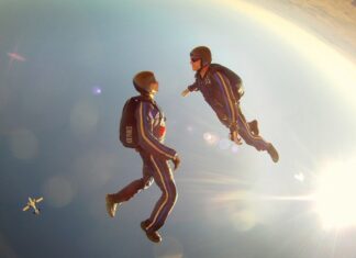 skoki ze spadochronem